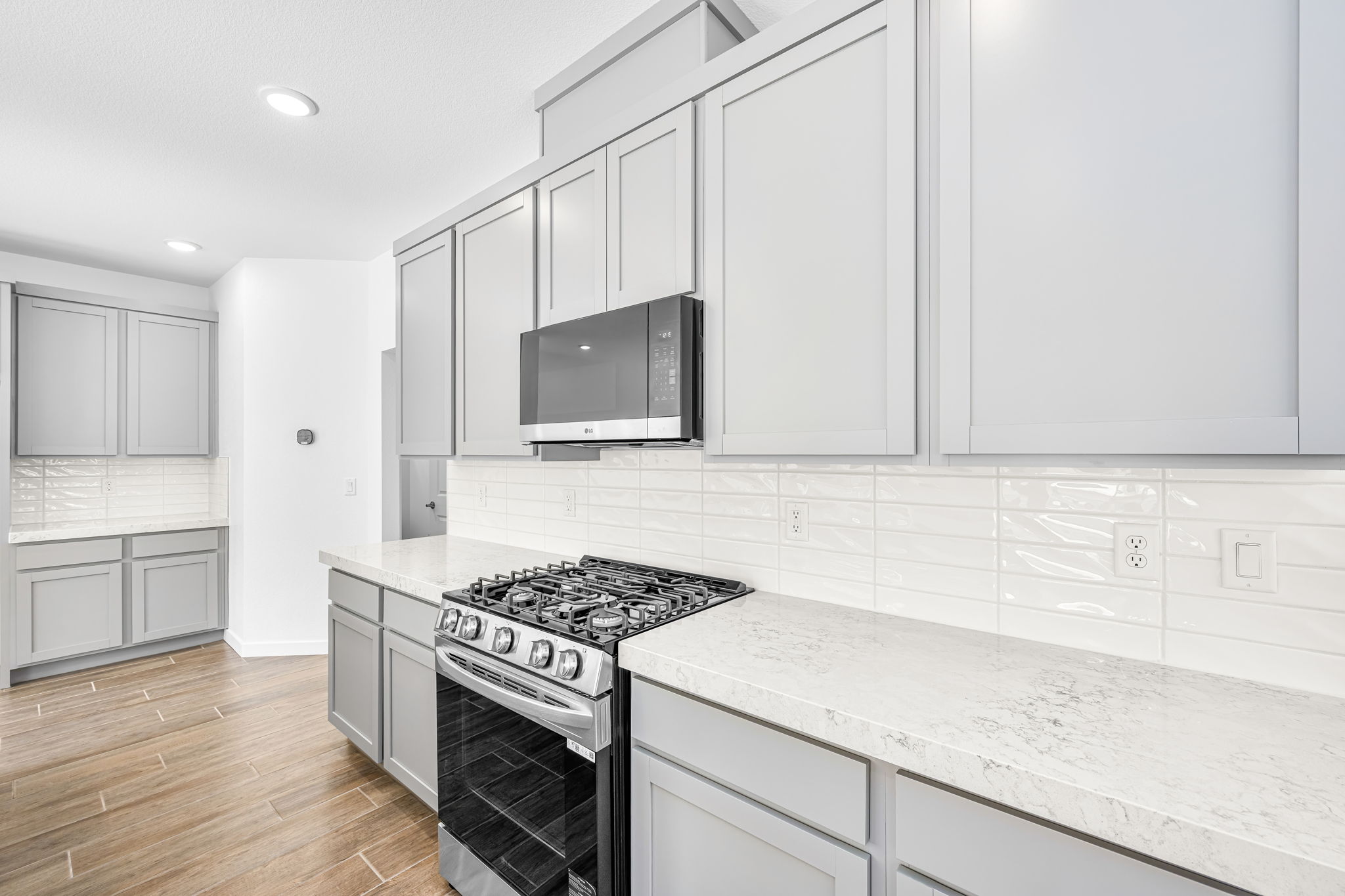 A kitchen with white cabinets.